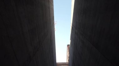 Trieste, İtalya. Aralık 2021. Şehir merkezindeki Risiera 'nın yüksek duvarları arasındaki giriş koridoru.