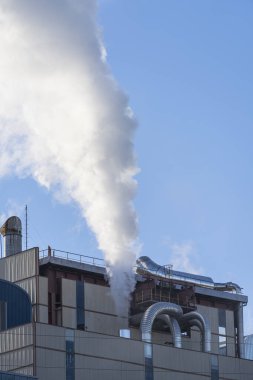 Endüstriyel bacadan duman salınımı