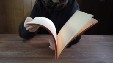 Braille dilinde yazılmış bir kitabı karıştıran bir kız.