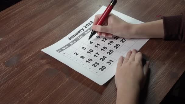 Una Niña Haciendo Círculo Calendario Enero Día Internacional Las Naciones — Vídeo de stock