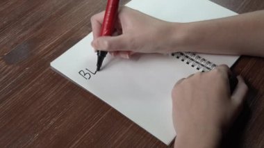 Deftere BlaBla yazan bir kız.