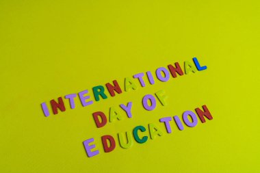 Uluslararası eğitim günü tabiri renkli harflerle oluşturuldu.