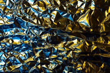 Renkli ışıklarla aydınlatılmış buruşmuş folyo arka plan