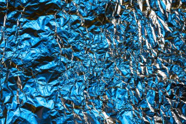 Renkli ışıklarla aydınlatılmış buruşmuş folyo arka plan