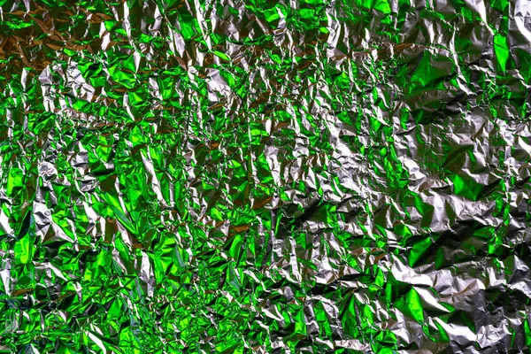 Renkli ışıklarla aydınlatılmış buruşmuş folyo arka plan