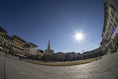 Floransa İtalya. Ocak 2022. Şehrin tarihi merkezindeki Santa Maria Novella Meydanı balık bakışı