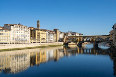 Floransa İtalya. Ocak 2022 Ponte Vecchio 'nun şehir merkezindeki Arno Nehri üzerindeki panoramik manzarası.