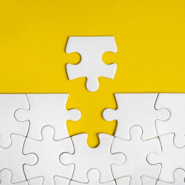 Yapbozun diğer parçalarıyla birleşip son bileşimi oluşturmak için bir parça.