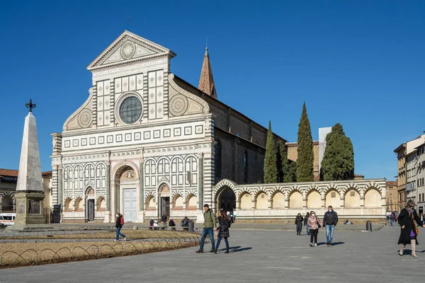 Floransa İtalya. Ocak 2022 'de şehrin tarihi merkezindeki Santa Maria Novella Kilisesi' nin dış görünüşü