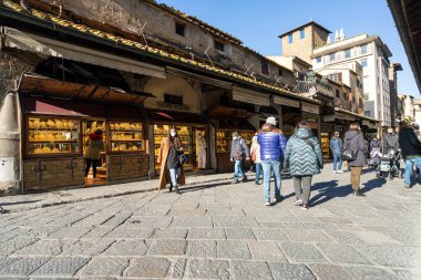 Floransa, İtalya. Ocak 2022 'de şehir merkezindeki Ponte Vecchio' nun vitrinlerinde gezinen turistler,
