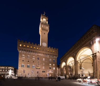 Şehir merkezindeki Piazza della Signoria 'daki Palazzo Vecchio' nun gece manzarası