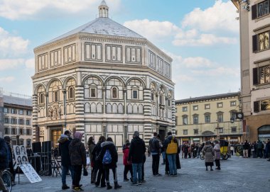 Floransa, İtalya. Ocak 2022 'de şehir merkezindeki Piazza del Duomo' daki vaftiz töreni.