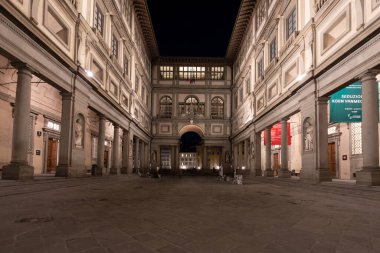 Floransa, İtalya. Ocak 2022. Şehir merkezindeki Uffizi Sarayı 'nın gece manzarası.