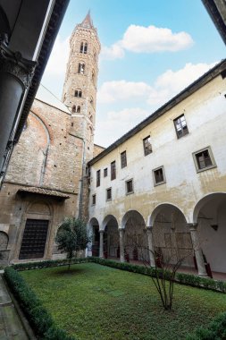 Floransa, İtalya. Ocak 2022. Badia Fiorentina Manastırı, iki katlı manastır ve akşam duası yapan rahibeler ve rahipler tarafından söylenen tarihi ve sanat zengini bir manastır..