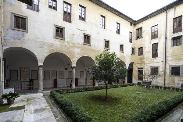 イタリアのフィレンツェ 2022年1月 バディア フィオレンティーナ修道院は 居住者の修道女や修道士によって歌われる2階建ての回廊と夜の容器を持つ歴史的かつ芸術的に豊かな修道院です — ストック写真
