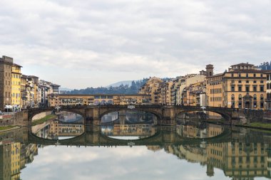 Floransa, İtalya. Ocak 2022. Santa Trinita Köprüsü, Bartolomeo Ammanati tarafından tasarlanmış üç kemerli bir köprüdür.