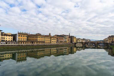 Floransa, İtalya. Ocak 2022. Santa Trinita Köprüsü, Bartolomeo Ammanati tarafından tasarlanmış üç kemerli bir köprüdür.