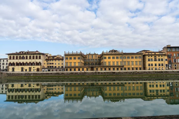 Florencja Włochy Styczeń 2022 Widok Budynki Które Otaczają Brzegi Rzeki — Zdjęcie stockowe