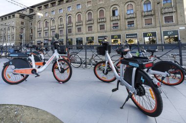 Floransa, İtalya. Ocak 2022. Şehir merkezindeki kaldırımda kiralık elektrikli bisikletler.