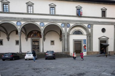 Floransa, İtalya. Ocak 2022 'de şehrin tarihi merkezindeki Müze degli Innocenti' nin dış görünüşü