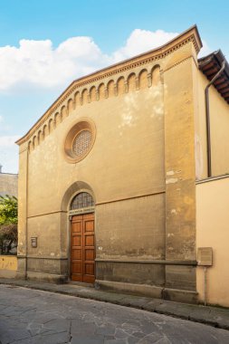 Floransa, İtalya. Ocak 2022, tarihi şehir merkezindeki kardeşlerin Evanjelik Hıristiyan Kilisesi 'nin dış görünüşü.