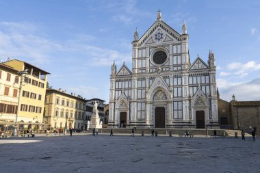 Floransa, İtalya. Ocak 2022 'de şehrin tarihi merkezinde bulunan Santa Croce kilisesinin önündeki Dante Alighieri heykeli.