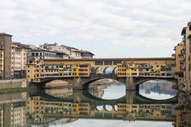 Floransa, İtalya. Ocak 2022 'de şehrin tarihi merkezindeki Arno Nehri üzerindeki Ponte Vecchio köprüsünün panoramik görüntüsü.