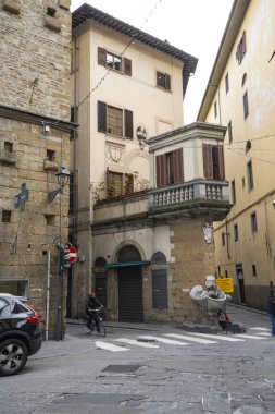 Floransa, İtalya. Ocak 2022 tarihi şehir merkezinin sokaklarındaki eski binaların panoramik manzarası.