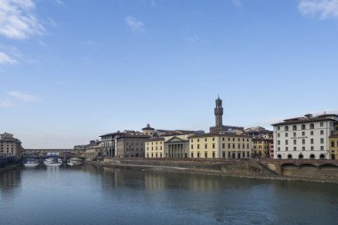Floransa, İtalya. Ocak 2022 'de şehrin tarihi merkezindeki Arno Nehri üzerindeki Ponte Vecchio köprüsünün panoramik görüntüsü.