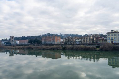 Floransa, İtalya. Ocak 2022. Şehir merkezindeki Arno nehrine bakan eski sarayın panoramik manzarası.