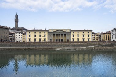 Floransa, İtalya. Ocak 2022 'de şehir merkezindeki Luongarno' daki ticaret odasının binası.