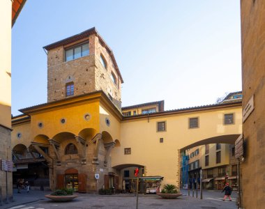 Floransa, İtalya. Ocak 2022. Şehrin tarihi merkezindeki eski köprüdeki antik binalar.