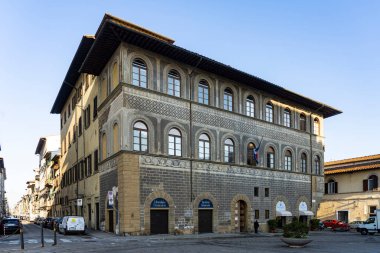 Floransa, İtalya. Ocak 2022 'de şehrin tarihi merkezindeki Fransız Enstitüsü binasının dış görünüşü.