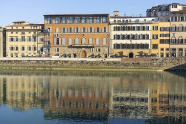 Floransa, İtalya. Ocak 2022. Şehir merkezindeki Arno nehrine bakan eski sarayın panoramik manzarası.