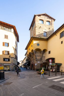 Floransa, İtalya. Ocak 2022. Şehrin tarihi merkezindeki eski köprüdeki antik binalar.