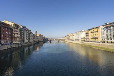 Floransa, İtalya. Ocak 2022. Şehrin tarihi merkezindeki Ponte Vecchio köprüsünden çekilen Arno nehrinin panoramik görüntüsü