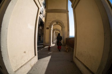 Floransa, İtalya. Ocak 2022 'de şehrin tarihi merkezindeki Lungarno nehir kenarındaki atari salonlarının balık bakışı görüntüsü.