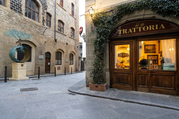 Floransa, İtalya. Ocak 2022 tarihi şehir merkezinin sokaklarında tipik bir kafe.