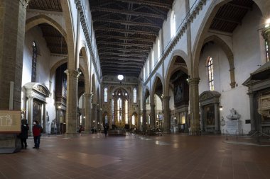 Floransa, İtalya. Ocak 2022 'de şehir merkezindeki Santa Croce Bazilikası içinde balık gözü manzarası görüldü.