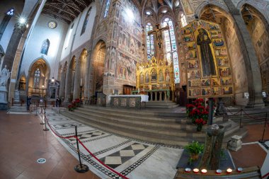 Floransa, İtalya. Ocak 2022 'de şehir merkezindeki Santa Croce Bazilikası' nın içindeki sunağın balık bakışı görüntüsü.