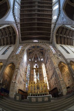 Floransa, İtalya. Ocak 2022 'de şehir merkezindeki Santa Croce Bazilikası' nın içindeki sunağın balık bakışı görüntüsü.