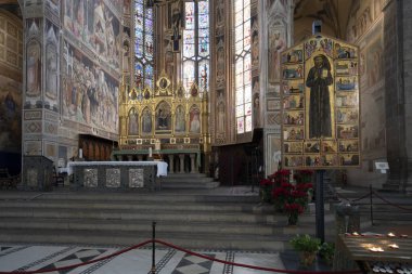 Floransa, İtalya. Ocak 2022 'de şehir merkezindeki Santa Croce Bazilikası' nda sunağın görüntüsü.