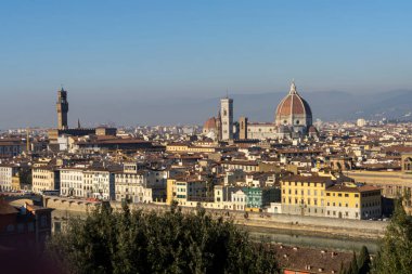 Floransa, İtalya. Ocak 2022 Piazzale Michelangelo 'dan şehrin manzarası şehre tepeden bakıyor.