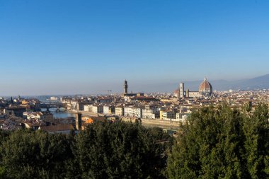 Floransa, İtalya. Ocak 2022 Piazzale Michelangelo 'dan şehrin manzarası şehre tepeden bakıyor.