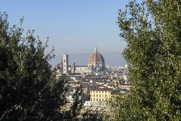 Floransa, İtalya. Ocak 2022 Piazzale Michelangelo 'dan şehrin manzarası şehre tepeden bakıyor.