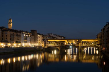 Floransa, İtalya. Ocak 2022. Arno nehri üzerindeki Ponte Vecchio köprüsünün panoramik görüntüsü.
