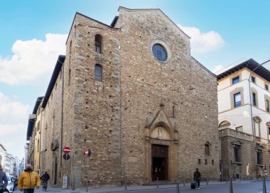 Floransa, İtalya. Ocak 2022, Santa Maria Maggiore Kilisesi 'nin şehir merkezindeki dış görünüşü.