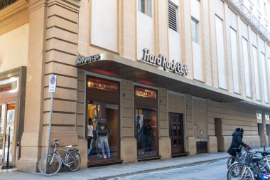 Floransa, İtalya. Ocak 2022 'de şehir merkezindeki Chanel marka mağazasının pencerelerinin görüntüsü.