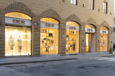 Floransa, İtalya. Ocak 2022 'de şehir merkezindeki Dior marka mağazasının pencerelerinin görüntüsü