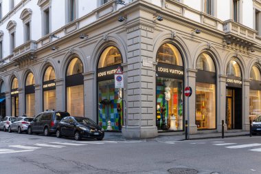 Floransa, İtalya. Ocak 2022 'de şehir merkezindeki Louis Vuitton marka mağazasının pencerelerinin manzarası.
